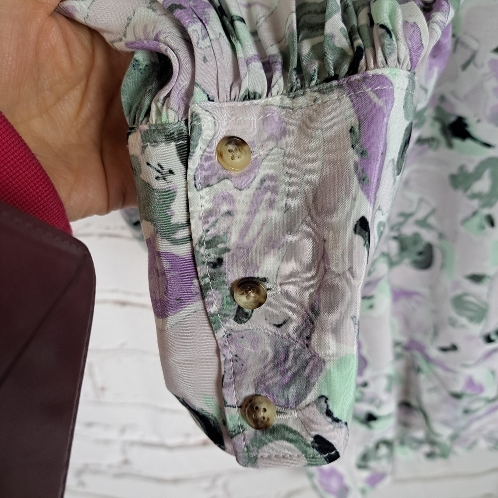 CLUB Monaco Floral V-Neck Balloon-Sleeve Top - Picture 6 of 9
